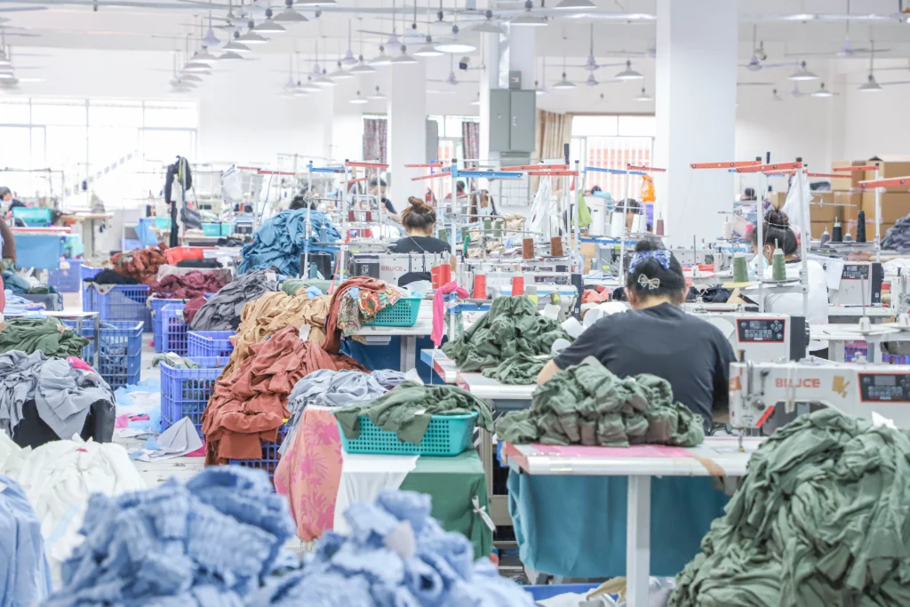 custom dress factory women's clothing sewing workshop (3)