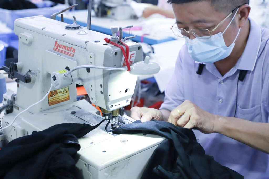 custom dress factory women's clothing sewing workshop (7)